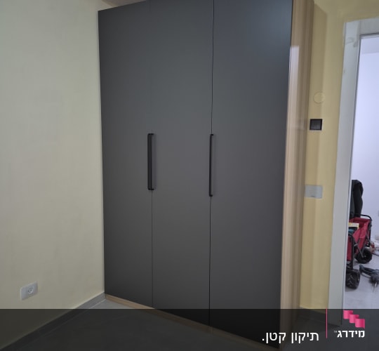 ארון בגדים כהה עם דלתות בחדר